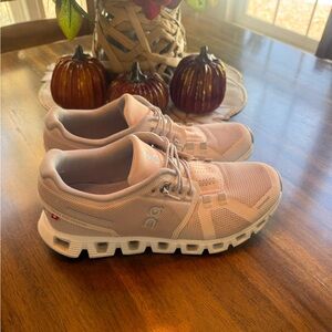 On Cloud women’s tennis shoe